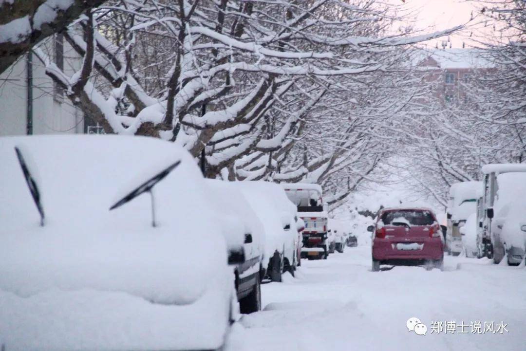 泰山下暴雪了,泰山今晨遭遇大雪袭击