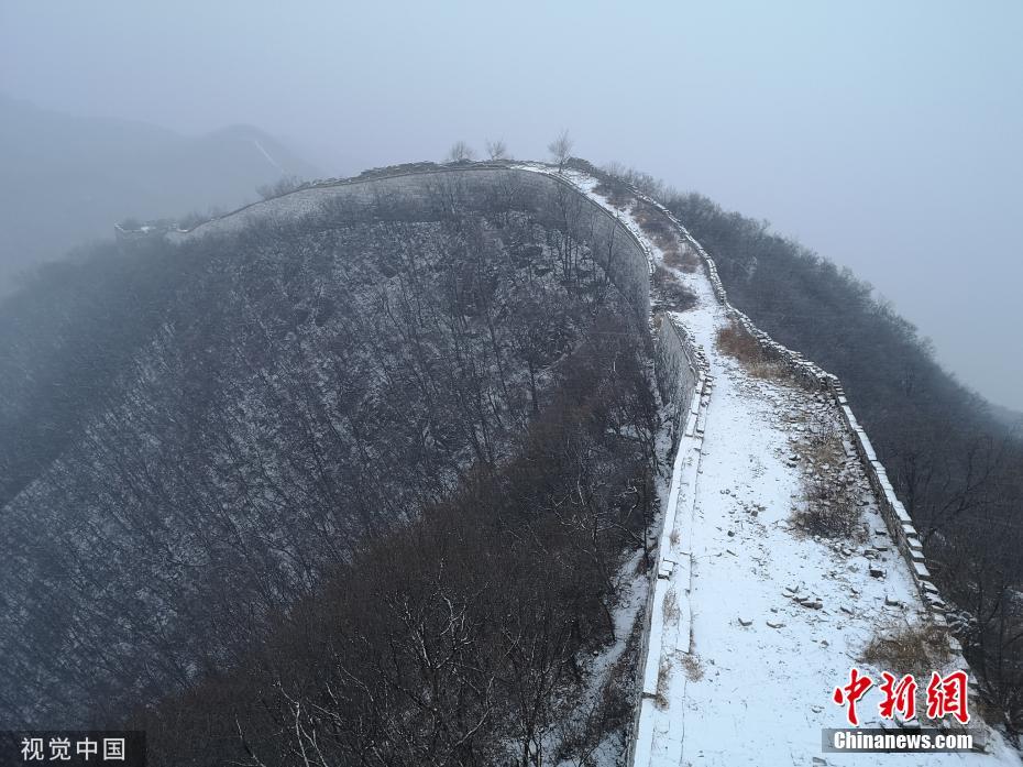 北京多地下雪地面都白了,北京各区迎来初雪，银装素裹大地一片白